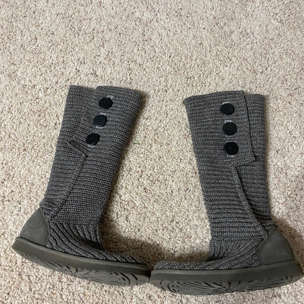 Size 7 classic cardy button Ugg’s!